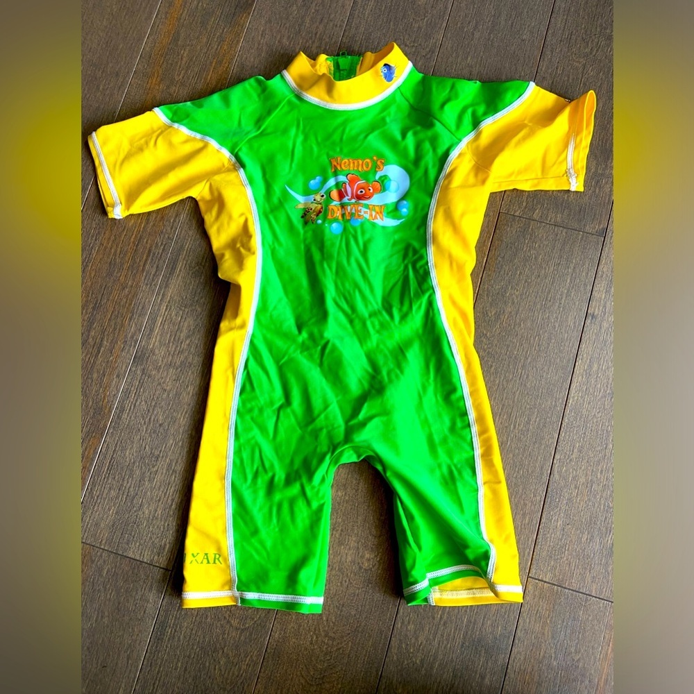 ❤️4 for $25❤️ 2008 finding nemo one piece swim suit size medium
